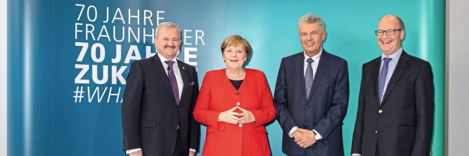 Auch Bundeskanzlerin Angela Merkel war anlässlich der Jahrestagung im Jubiläumsjahr in München zu Gast. Auch Bundeskanzlerin Angela Merkel war anlässlich der Jahrestagung im Jubiläumsjahr in München zu Gast.