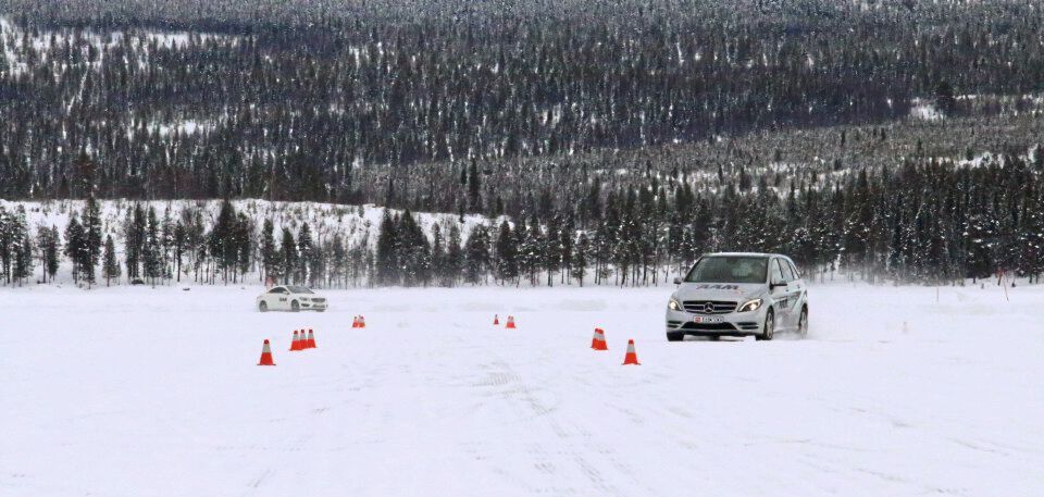 Härtetest im Schnee: Hier kann das elektrische Torque-Vectoring-System zeigen, was es kann. Härtetest im Schnee: Hier kann das elektrische Torque-Vectoring-System zeigen, was es kann.