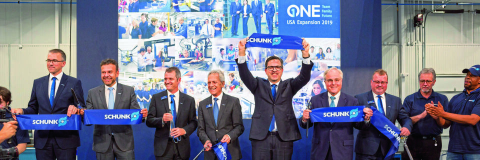 One Team – One Family – One Future: Mit einem Festakt hat Schunk Anfang Mai den Neubau am Standort Morrisville eröffnet. Zusammen mit den Neubauten in Brackenheim-Hausen und Mengen wird Schunk bis Mitte 2020 insgesamt 85 Mio. Euro in seine Standorte investieren. One Team – One Family – One Future: Mit einem Festakt hat Schunk Anfang Mai den Neubau am Standort Morrisville eröffnet. Zusammen mit den Neubauten in Brackenheim-Hausen und Mengen wird Schunk bis Mitte 2020 insgesamt 85 Mio. Euro in seine Standorte investieren.