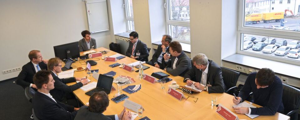 Wo steht die Industrie bei der digitalen Fertigung und welche Schritte sind notwendig? Beim Round-Table-Gespräch „Smart Factory“ diskutierten hochkarätige Unternehmensvertreter über die Entwicklung. Wo steht die Industrie bei der digitalen Fertigung und welche Schritte sind notwendig? Beim Round-Table-Gespräch „Smart Factory“ diskutierten hochkarätige Unternehmensvertreter über die Entwicklung.