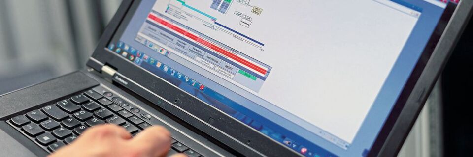 Hauptaufgabe einer DCIM-Software ist die Echtzeit-Überwachung der physischen Infrastruktur eines Rechenzentrums mittels einer entsprechenden Sensorik. In gebündelter Form stehen die ermittelten Daten dem Administrator zur Verfügung. Hauptaufgabe einer DCIM-Software ist die Echtzeit-Überwachung der physischen Infrastruktur eines Rechenzentrums mittels einer entsprechenden Sensorik. In gebündelter Form stehen die ermittelten Daten dem Administrator zur Verfügung.