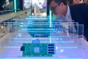 Ein Aussteller demonstriert auf der China International Big Data Industry Expo 2019 ein von Huawei entwickeltes Flash-Speichersystem. Immer neue Nachrichten zum Handelskrieg zwischen den USA und China und Sanktionen der USA gegen Huawei hatten im Laufe der letzten Woche eine regelrechte Achterbahnfahrt an den US-Börsen zur Folge gehabt. Jetzt droht China mit Verknappung der Exporte von Seltenen Erden. Ein Aussteller demonstriert auf der China International Big Data Industry Expo 2019 ein von Huawei entwickeltes Flash-Speichersystem. Immer neue Nachrichten zum Handelskrieg zwischen den USA und China und Sanktionen der USA gegen Huawei hatten im Laufe der letzten Woche eine regelrechte Achterbahnfahrt an den US-Börsen zur Folge gehabt. Jetzt droht China mit Verknappung der Exporte von Seltenen Erden.