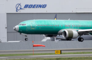 Eine Boeing 737 MAX 8 landet nach einem Testflug auf dem Boeing Field. Das Ende März erteilte Stratverbot für die Maschinen dieses Typs wird sich voraussichtlich noch bis Auguist hinziehen. Unterdessen kommen mehr Deatils zu fehlerhaften Teilen und Konstruktionsfehlern ans Licht. Eine Boeing 737 MAX 8 landet nach einem Testflug auf dem Boeing Field. Das Ende März erteilte Stratverbot für die Maschinen dieses Typs wird sich voraussichtlich noch bis Auguist hinziehen. Unterdessen kommen mehr Deatils zu fehlerhaften Teilen und Konstruktionsfehlern ans Licht.