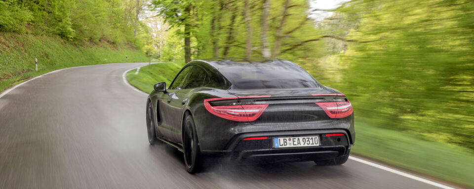 Der Porsche Taycan muss in den Wäldern um Weisach zeigen, dass er ein echter Porsche ist. Der Porsche Taycan muss in den Wäldern um Weisach zeigen, dass er ein echter Porsche ist.