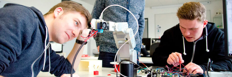 Aaron Müller, Marius Artmann und Michael Koschny (v.l.) tüfteln noch am Gehäuse ihres 3D-Druckers, den sie in einen sechsachsigen Roboter integriert haben. Aaron Müller, Marius Artmann und Michael Koschny (v.l.) tüfteln noch am Gehäuse ihres 3D-Druckers, den sie in einen sechsachsigen Roboter integriert haben.