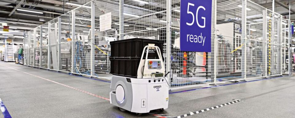 „Automated Guided Vehicles“ sind eine Anwendungsmöglichkeit von 5G. In sogenannten Campus-Netzwerken lassen sich alle Vorteile des Mobilfunkstandards nutzen. „Automated Guided Vehicles“ sind eine Anwendungsmöglichkeit von 5G. In sogenannten Campus-Netzwerken lassen sich alle Vorteile des Mobilfunkstandards nutzen.