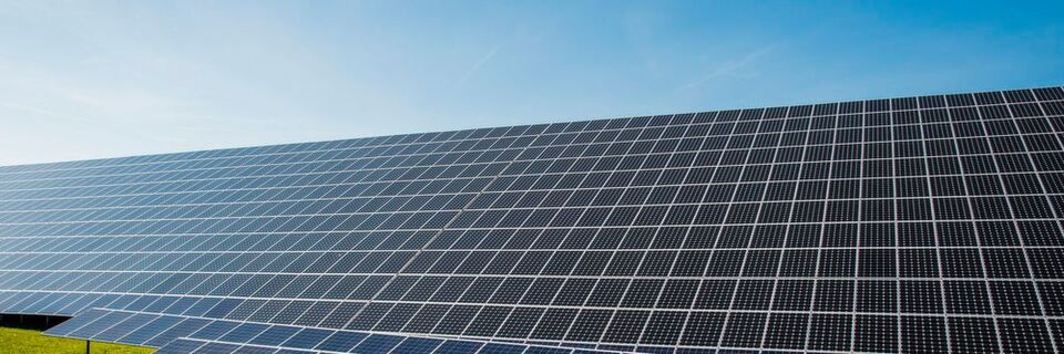 Strom wird nicht immer dann gebraucht, wenn er auch produziert wird – neue Speichertechnologien für Erneuerbare Energien müssen her. Strom wird nicht immer dann gebraucht, wenn er auch produziert wird – neue Speichertechnologien für Erneuerbare Energien müssen her.