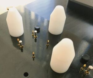 Bild 4: Das Demo-Testsystem zeigt, wie VX Instruments mit nur einer Kontaktnadel den Widerstand bei einem Strom von 1000 A und 300 µs getestet hat. Bild 4: Das Demo-Testsystem zeigt, wie VX Instruments mit nur einer Kontaktnadel den Widerstand bei einem Strom von 1000 A und 300 µs getestet hat.