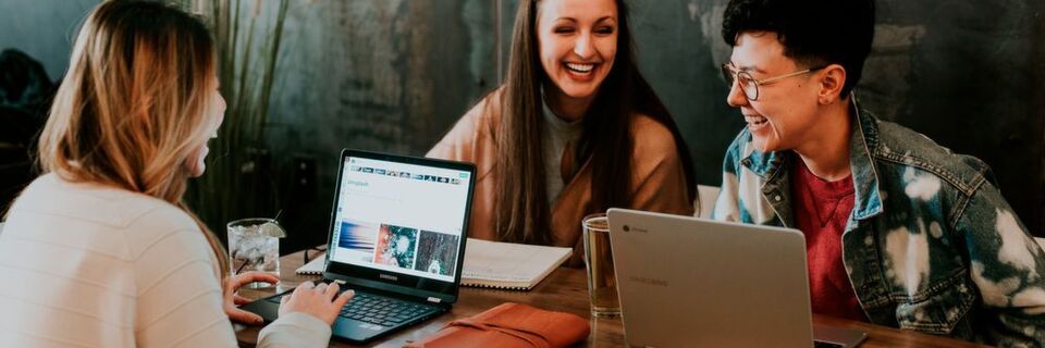 Smarte Technologien sind wichtig, doch die Mitarbeiter bilden auch im digitalen Zeitalter die Basis für den Geschäftserfolg. Smarte Technologien sind wichtig, doch die Mitarbeiter bilden auch im digitalen Zeitalter die Basis für den Geschäftserfolg.