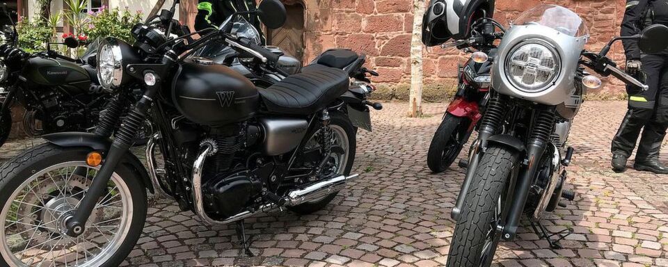 Kawasaki bietet die W 800 in zwei Versionen an: Street (links) und Café. Kawasaki bietet die W 800 in zwei Versionen an: Street (links) und Café.