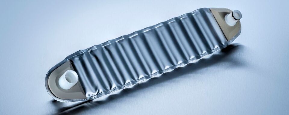 Der Flexcooler kann durch die enge Verbindung zwischen Batteriezellen und Kühlung Wärme aufnehmen und abführen. Der Flexcooler kann durch die enge Verbindung zwischen Batteriezellen und Kühlung Wärme aufnehmen und abführen.