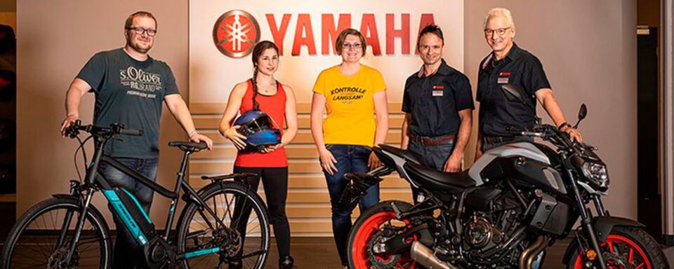 Preisübergabe an die Gewinner des Open Weekend Wettbewerbs (von rechts nach links) durch Norbert Häfliger und Andreas Ruckstuhl von Hostettler: Katharina Borsch aus Adliswil gewann eine Yamaha MT-07, Kimberly Blum aus Kriens einen Shoei Klapphelm und Michael Spoerri aus Winterthur ein Wheeler E-Bike. Preisübergabe an die Gewinner des Open Weekend Wettbewerbs (von rechts nach links) durch Norbert Häfliger und Andreas Ruckstuhl von Hostettler: Katharina Borsch aus Adliswil gewann eine Yamaha MT-07, Kimberly Blum aus Kriens einen Shoei Klapphelm und Michael Spoerri aus Winterthur ein Wheeler E-Bike.