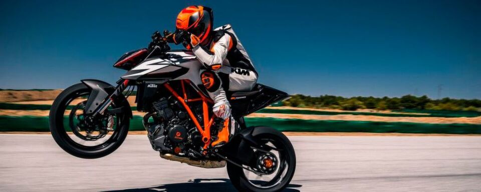 Die KTM 1290 Super Duke R in Action. Die KTM 1290 Super Duke R in Action.