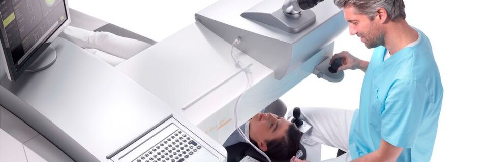 Mit dem Miniatur-Joystick 812 kann der Arzt den Femtosekundenlaser exakt am Auge des Patienten positionieren. Mit dem Miniatur-Joystick 812 kann der Arzt den Femtosekundenlaser exakt am Auge des Patienten positionieren.