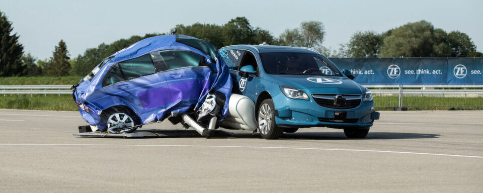 Das Pre-Crash-System mit externem Seitenairbag von ZF Friedrichshafen. Das Pre-Crash-System mit externem Seitenairbag von ZF Friedrichshafen.