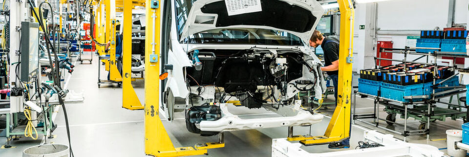 Künstliche Intelligenz kann künftig in vielen Bereichen der Industrie eingesetzt werden, beispielsweise für die Steuerung automatisierter und teilautomatisierter Prozesse. Künstliche Intelligenz kann künftig in vielen Bereichen der Industrie eingesetzt werden, beispielsweise für die Steuerung automatisierter und teilautomatisierter Prozesse.