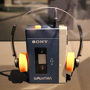 Nach heutigen Maßstäben klobig, damals ein Meilenstein in Sachen Mobilität: Mit dem "Stereo Cassette Player TPS-L2", dem ersten Walkman, läutete Sony eine neue Ära persönlicher, mobiler Musikabspielgeräte ein. Nach heutigen Maßstäben klobig, damals ein Meilenstein in Sachen Mobilität: Mit dem "Stereo Cassette Player TPS-L2", dem ersten Walkman, läutete Sony eine neue Ära persönlicher, mobiler Musikabspielgeräte ein.