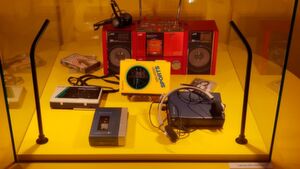 Der Walkman war (zusammen mit der ebenfalls im Bild zu sehenden Boombox) das prägende Musik-Element der 1980er. In den 30 Jahren seiner Marktlebenszeit erschienen diverse verschiedene Modelle, die sich etwa durch besondere Robustheit für Sport, besseren Staub- und Nässeschutz oder eine noch kompaktere Bauweise auszeichneten. Der Walkman war (zusammen mit der ebenfalls im Bild zu sehenden Boombox) das prägende Musik-Element der 1980er. In den 30 Jahren seiner Marktlebenszeit erschienen diverse verschiedene Modelle, die sich etwa durch besondere Robustheit für Sport, besseren Staub- und Nässeschutz oder eine noch kompaktere Bauweise auszeichneten.