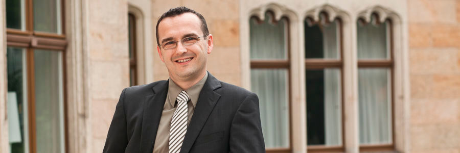 Stefan Ehrlich, Vorstandsvorsitzender von SQL Projekt: „5G macht im Fertigungsumfeld vor allem Sinn, wo noch keine Kabel- oder WLAN-basierte Vernetzung vorhanden ist. Grundsätzlich gilt eine echte Verkabelung aber immer noch als die sicherste Variante für den Datenaustausch, aber auch als die aufwändigste und unflexibelste.“ Stefan Ehrlich, Vorstandsvorsitzender von SQL Projekt: „5G macht im Fertigungsumfeld vor allem Sinn, wo noch keine Kabel- oder WLAN-basierte Vernetzung vorhanden ist. Grundsätzlich gilt eine echte Verkabelung aber immer noch als die sicherste Variante für den Datenaustausch, aber auch als die aufwändigste und unflexibelste.“