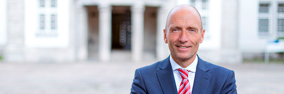 Der Autor: Prof. Dr. Volker Gruhn gründete 1997 die Adesso AG mit und ist heute Vorsitzender des Aufsichtsrats. Er ist Inhaber des Lehrstuhls für Software Engineering an der Universität Duisburg-Essen. Der Autor: Prof. Dr. Volker Gruhn gründete 1997 die Adesso AG mit und ist heute Vorsitzender des Aufsichtsrats. Er ist Inhaber des Lehrstuhls für Software Engineering an der Universität Duisburg-Essen.
