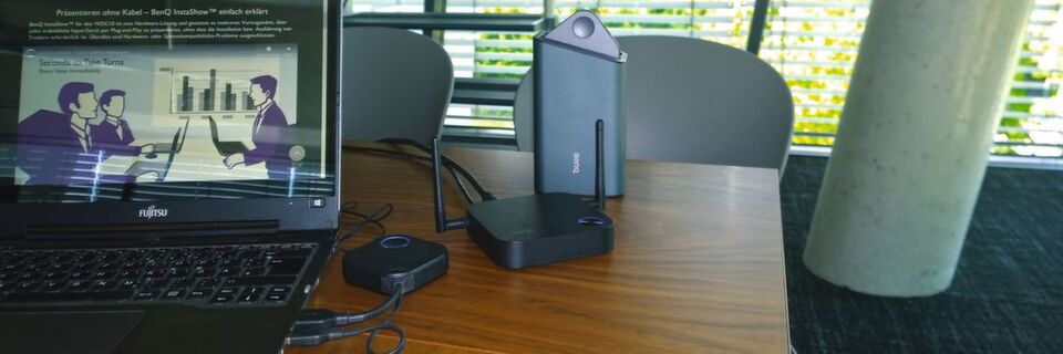 Das Starterkit von Benq Instashow WDC10 besteht aus dem Empfänger, zwei Sendern und einer Aufbewahrungsbox. Das Starterkit von Benq Instashow WDC10 besteht aus dem Empfänger, zwei Sendern und einer Aufbewahrungsbox.