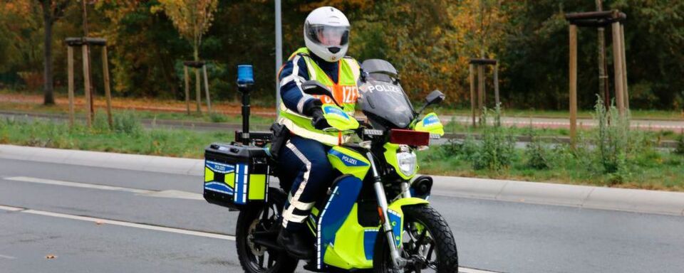Seit Herbst 2018 fahren die Zero-Bikes auch auf dem Festland: Die Polizeidirektion Osnabrück hat zwei Zero DS Maschinen in ihre Flotte integriert. Seit Herbst 2018 fahren die Zero-Bikes auch auf dem Festland: Die Polizeidirektion Osnabrück hat zwei Zero DS Maschinen in ihre Flotte integriert.