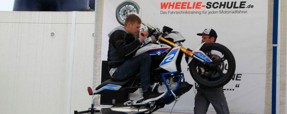 Die Wheelie-Schule auf dem Holzleitner Testival. Die Wheelie-Schule auf dem Holzleitner Testival.