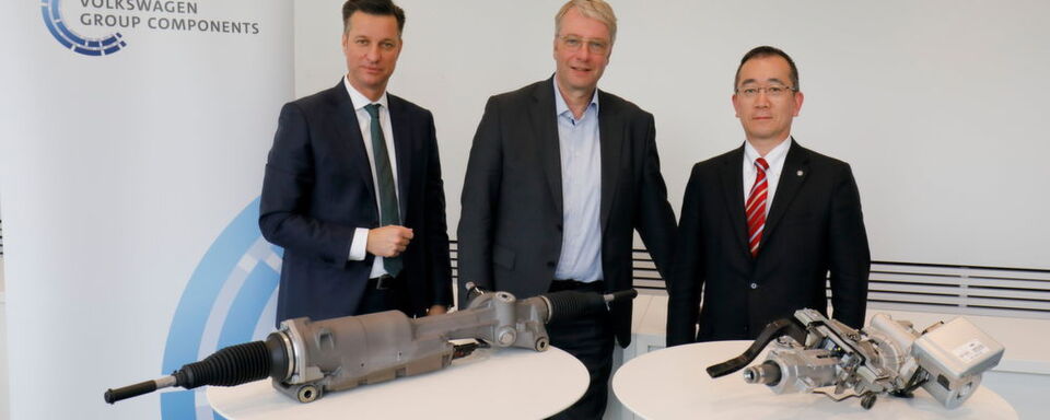 Kooperieren von nun an: Thomas Schmall, Chef der Konzern Komponente, Stefan Sommer, Vorstand bei Volkswagen, und Masatada Fumoto, CEO von NSK Europe (v.l.). Kooperieren von nun an: Thomas Schmall, Chef der Konzern Komponente, Stefan Sommer, Vorstand bei Volkswagen, und Masatada Fumoto, CEO von NSK Europe (v.l.).