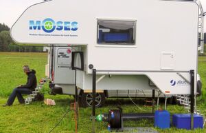 MOSES steht für „Modular Observation Solutions for Earth Systems“. In dieser Initiative bauen neun Forschungszentren der Helmholtz-Gemeinschaft gemeinsam mobile und modular einsatzfähige Beobachtungssysteme auf, um die Auswirkungen zeitlich und räumlich begrenzter dynamischer Ereignisse, wie extremer Niederschlags- und Abflussereignisse, auf die langfristige Entwicklung von Erd- und Umweltsystemen zu untersuchen. Das Foto zeigt das Mobile Land Ecosystem Atmosphere Flux-Modul, kurz Isotopen-MoLEAF. MOSES steht für „Modular Observation Solutions for Earth Systems“. In dieser Initiative bauen neun Forschungszentren der Helmholtz-Gemeinschaft gemeinsam mobile und modular einsatzfähige Beobachtungssysteme auf, um die Auswirkungen zeitlich und räumlich begrenzter dynamischer Ereignisse, wie extremer Niederschlags- und Abflussereignisse, auf die langfristige Entwicklung von Erd- und Umweltsystemen zu untersuchen. Das Foto zeigt das Mobile Land Ecosystem Atmosphere Flux-Modul, kurz Isotopen-MoLEAF.
