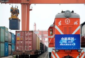 in Güterzug aus Hamburg wird in Xi'an, der nordwestchinesischen Provinz Shaanxi, entladen. Im Handelskrieg zwischen den beiden größten Volkswirtschaft überziehen sich die USA und China weiterhin gegenseitig mit Sonderzölle. Es steht die Drohung im Raum, dass China den Export von Seltenen Erden beschränken könnte, mit weitreichend Folgen für die Elektronikbranche weltweit. in Güterzug aus Hamburg wird in Xi'an, der nordwestchinesischen Provinz Shaanxi, entladen. Im Handelskrieg zwischen den beiden größten Volkswirtschaft überziehen sich die USA und China weiterhin gegenseitig mit Sonderzölle. Es steht die Drohung im Raum, dass China den Export von Seltenen Erden beschränken könnte, mit weitreichend Folgen für die Elektronikbranche weltweit.