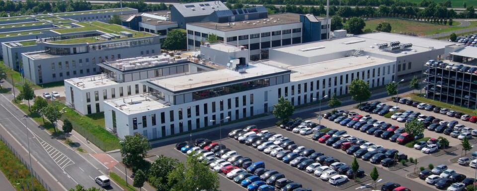 Am Sitz der Division E-Mobility in Schweinfurt ist ein neues Gebäude für die Verwaltung, die Entwicklung und den Vertrieb entstanden. Es bietet Platz für 520 Mitarbeiter. Am Sitz der Division E-Mobility in Schweinfurt ist ein neues Gebäude für die Verwaltung, die Entwicklung und den Vertrieb entstanden. Es bietet Platz für 520 Mitarbeiter.