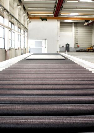 Die Ofentransportrollen sind ausgestattet mit bis zu 1200 °C temperaturbeständigen Drahtbesätzen. Sie ermöglichen den präzisen und Oberflächen schonenden Transport von Bändern und großen Platten aus Stahl, Edelstahl oder Aluminium. Die Ofentransportrollen sind ausgestattet mit bis zu 1200 °C temperaturbeständigen Drahtbesätzen. Sie ermöglichen den präzisen und Oberflächen schonenden Transport von Bändern und großen Platten aus Stahl, Edelstahl oder Aluminium.