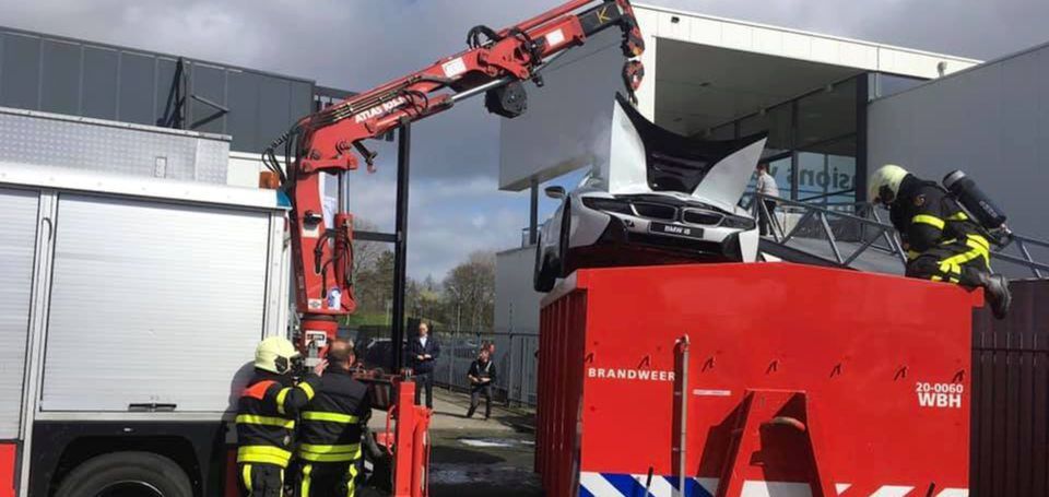Im April begann im Ausstellungsraum eines BMW-Händlers plötzlich ein i8 mit Plug-in-Hybridantrieb zu rauchen. Die Feuerwehr ersäufte das Luxuscoupé kurzerhand in einem Container. Im April begann im Ausstellungsraum eines BMW-Händlers plötzlich ein i8 mit Plug-in-Hybridantrieb zu rauchen. Die Feuerwehr ersäufte das Luxuscoupé kurzerhand in einem Container.