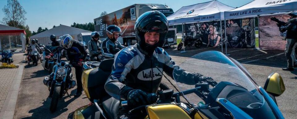 Wer schon immer persönlich erfahren wollte, was den speziellen Reiz des Herstellers ausmacht, der soll bei der „BMW Motorrad Österreich Roadshow“ genau richtig sein. Wer schon immer persönlich erfahren wollte, was den speziellen Reiz des Herstellers ausmacht, der soll bei der „BMW Motorrad Österreich Roadshow“ genau richtig sein.