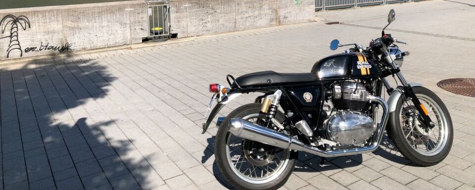 Die Royal Enfield Continental GT 650 taucht (noch nicht) unter den Top 50 des Neuzulassungsrankings auf, sorgt aber auf der Piste für viel Aufmerksamkeit und jede Menge Stoff für Benzingespräche. Die Royal Enfield Continental GT 650 taucht (noch nicht) unter den Top 50 des Neuzulassungsrankings auf, sorgt aber auf der Piste für viel Aufmerksamkeit und jede Menge Stoff für Benzingespräche.