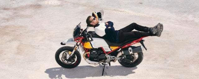 Die Beziehung von McGregor und Moto Guzzi setzt sich ab sofort in einer einzigartigen Kooperation fort, bei der der Schauspieler wieder als Botschafter, diesmal für die neue V85 TT, auftritt. Die Beziehung von McGregor und Moto Guzzi setzt sich ab sofort in einer einzigartigen Kooperation fort, bei der der Schauspieler wieder als Botschafter, diesmal für die neue V85 TT, auftritt.