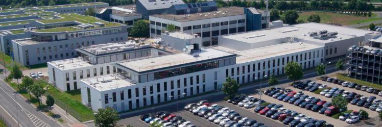 Am Sitz der Division E-Mobility in Schweinfurt hat ZF ein neues Gebäude für die Bereiche Verwaltung, Entwicklung und Vertrieb eröffnet. Dort sind Arbeitsplätze für rund 520 Mitarbeiter entstanden. Am Sitz der Division E-Mobility in Schweinfurt hat ZF ein neues Gebäude für die Bereiche Verwaltung, Entwicklung und Vertrieb eröffnet. Dort sind Arbeitsplätze für rund 520 Mitarbeiter entstanden.