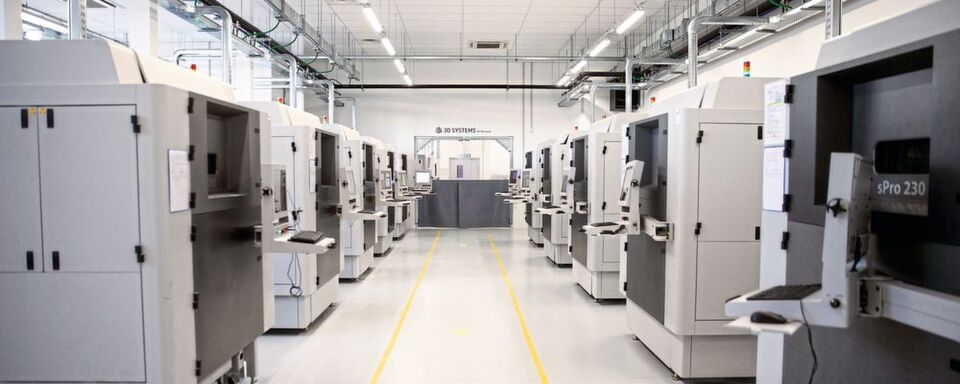 Im On-Demand-AM-Center von 3D Systems in Pinerolo arbeiten mehr als 30 3-D-Drucker für Kunststoffe. Die Mehrzahl der Anlagen nutzt die Verfahren SLS und SLA. Im On-Demand-AM-Center von 3D Systems in Pinerolo arbeiten mehr als 30 3-D-Drucker für Kunststoffe. Die Mehrzahl der Anlagen nutzt die Verfahren SLS und SLA.