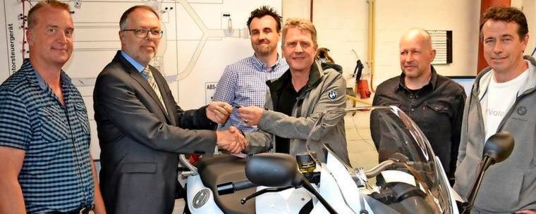 Holger Löwenstein (Bildmitte) ist der Kopf der Zweiradausbildung der BBS Burgdorf. Hier bekomt er gerade von BMW ein Schulungsmotorrad spendiert. Holger Löwenstein (Bildmitte) ist der Kopf der Zweiradausbildung der BBS Burgdorf. Hier bekomt er gerade von BMW ein Schulungsmotorrad spendiert.