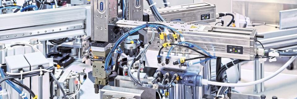 Schunk-ELP-Linearmodule bauen sehr kompakt. In dieser Dichtheitsprüfanlage zählen zudem Geschwindigkeit und Präzision. Schunk-ELP-Linearmodule bauen sehr kompakt. In dieser Dichtheitsprüfanlage zählen zudem Geschwindigkeit und Präzision.