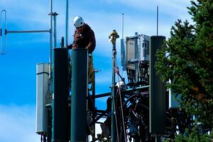 Arbeiten an einem Mobilfunkmasten: Nach mehr als 12 Wochen ist die Auktion der 5G-Mobilfunkfrequenzen zu Ende. Die Deutsche Telekom, Vodafone, Telefónica und Drillisch zahlen insgesamt knapp 6,6 Milliarden Euro. Arbeiten an einem Mobilfunkmasten: Nach mehr als 12 Wochen ist die Auktion der 5G-Mobilfunkfrequenzen zu Ende. Die Deutsche Telekom, Vodafone, Telefónica und Drillisch zahlen insgesamt knapp 6,6 Milliarden Euro.