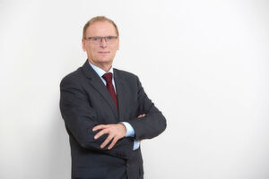 Jochen Homann, Präsident der Bundesnetzagentur: "Die Frequenzen sollen nicht nur für den neuen Mobilfunkstandard 5G, sondern auch für eine bessere Mobilfunkabdeckung in Deutschland eingesetzt werden. Es liegt nun in der Hand der Unternehmen die Frequenzen zügig zu nutzen und die damit verknüpften Versorgungsauflagen zu erfüllen." Jochen Homann, Präsident der Bundesnetzagentur: "Die Frequenzen sollen nicht nur für den neuen Mobilfunkstandard 5G, sondern auch für eine bessere Mobilfunkabdeckung in Deutschland eingesetzt werden. Es liegt nun in der Hand der Unternehmen die Frequenzen zügig zu nutzen und die damit verknüpften Versorgungsauflagen zu erfüllen."