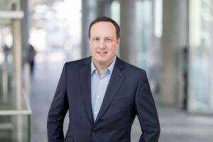 Markus Haas, CEO von Telefónica Deutschland: "Die neue Frequenzausstattung optimiert unser Netzmanagement, öffnet den Weg in neue Geschäftsfelder und wird perspektivisch auch unseren vielen Millionen Kunden ein noch attraktiveres Nutzungserlebnis und damit ein Plus an mobiler Freiheit in der digitalen Welt ermöglichen." Markus Haas, CEO von Telefónica Deutschland: "Die neue Frequenzausstattung optimiert unser Netzmanagement, öffnet den Weg in neue Geschäftsfelder und wird perspektivisch auch unseren vielen Millionen Kunden ein noch attraktiveres Nutzungserlebnis und damit ein Plus an mobiler Freiheit in der digitalen Welt ermöglichen."