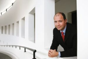 Ralph Dommermuth, Vorstandsvorsitzender der United Internet AG: "Wir sind für den Aufbau eines modernen Mobilfunknetzes hervorragend aufgestellt. Mit mehr als 9 Mio. Mobilfunk- und 4,5 Mio. DSL-Kunden, Deutschlands zweitgrößtem Glasfasernetz und einer europaweit führenden Position in der Entwicklung von Applikationen, bringen wir beste Voraussetzungen mit, um das enorme Potenzial von 5G in Deutschland auszuschöpfen." Ralph Dommermuth, Vorstandsvorsitzender der United Internet AG: "Wir sind für den Aufbau eines modernen Mobilfunknetzes hervorragend aufgestellt. Mit mehr als 9 Mio. Mobilfunk- und 4,5 Mio. DSL-Kunden, Deutschlands zweitgrößtem Glasfasernetz und einer europaweit führenden Position in der Entwicklung von Applikationen, bringen wir beste Voraussetzungen mit, um das enorme Potenzial von 5G in Deutschland auszuschöpfen."