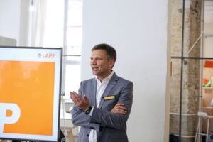Georg Stawowy, Vorstand Technik und Innovation bei Lapp: „Unsere Kunden verlangen nicht die ständige Neuerfindung des Rades, sondern die verlässliche Erfüllung von Normen, Standards und Anforderungen aus der Applikation.“ Georg Stawowy, Vorstand Technik und Innovation bei Lapp: „Unsere Kunden verlangen nicht die ständige Neuerfindung des Rades, sondern die verlässliche Erfüllung von Normen, Standards und Anforderungen aus der Applikation.“