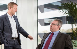Paul Finch (links) und Yan Evans, Global Director of Data Centre Solutions bei der Fläkt Group. Er sagt: „Die unterschiedlichen Anforderungen des Kunden einschließlich der Energie-Effizienz zu verstehen verringerte die Umweltauswirkungen und die Betriebskosten. Unsere Lösung basierte auf Adia-Denco-Geräten mit indirekter freier Kühlung, die in der Lage sind, Rechenzentrumsumgebungen ohne mechanische Kühlausstattung wie Verdichtern zu kühlen.“ Paul Finch (links) und Yan Evans, Global Director of Data Centre Solutions bei der Fläkt Group. Er sagt: „Die unterschiedlichen Anforderungen des Kunden einschließlich der Energie-Effizienz zu verstehen verringerte die Umweltauswirkungen und die Betriebskosten. Unsere Lösung basierte auf Adia-Denco-Geräten mit indirekter freier Kühlung, die in der Lage sind, Rechenzentrumsumgebungen ohne mechanische Kühlausstattung wie Verdichtern zu kühlen.“
