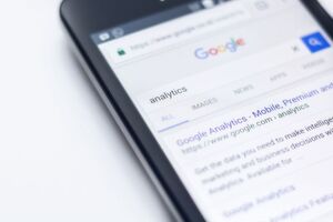 Immer mehr Suchanfragen werden über mobile Endgeräte getätigt. Google reagiert mit dem Mobile-First-Index. Immer mehr Suchanfragen werden über mobile Endgeräte getätigt. Google reagiert mit dem Mobile-First-Index.