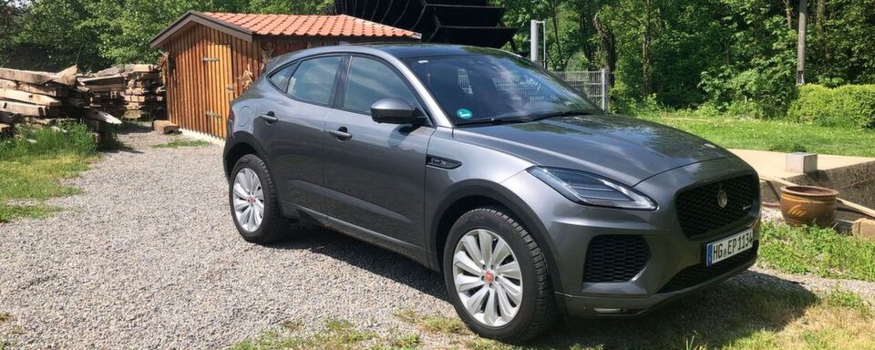 Der Jaguar E-Pace sieht dem F-Pace zum Verwechseln ähnlich. Wir haben das kleinere der beiden SUV´s mit dem Vier-Zylinder-Turbobenziner mit 183 kW/250 PS getestet. Der Jaguar E-Pace sieht dem F-Pace zum Verwechseln ähnlich. Wir haben das kleinere der beiden SUV´s mit dem Vier-Zylinder-Turbobenziner mit 183 kW/250 PS getestet.