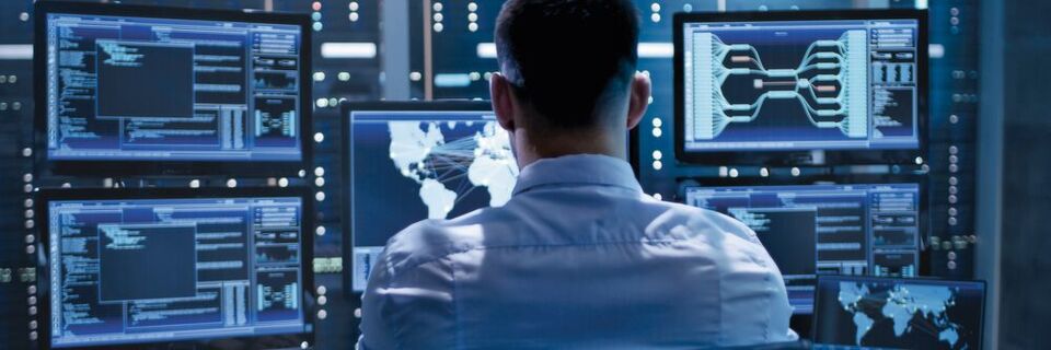 Ein SOC überwacht den Netzwerkverkehr und sollte in der Lage sein, auf Bedrohungen mit geeigneten Maßnahmen zu reagieren. Ein SOC überwacht den Netzwerkverkehr und sollte in der Lage sein, auf Bedrohungen mit geeigneten Maßnahmen zu reagieren.