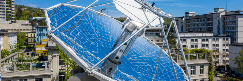 Treibstoff aus Sonnenlicht und Luft – möglich haben das Forscher der ETH Zürich gemacht und damit nachgewiesen, dass es möglich ist, CO2-neutrale Treibstoffe möglich zu machen. Treibstoff aus Sonnenlicht und Luft – möglich haben das Forscher der ETH Zürich gemacht und damit nachgewiesen, dass es möglich ist, CO2-neutrale Treibstoffe möglich zu machen.